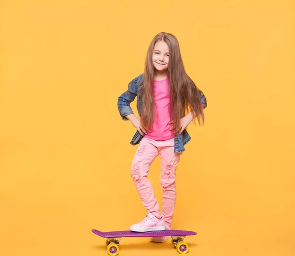 Kleines Mädchen isoliert auf gelbem Hintergrund — Stockfoto