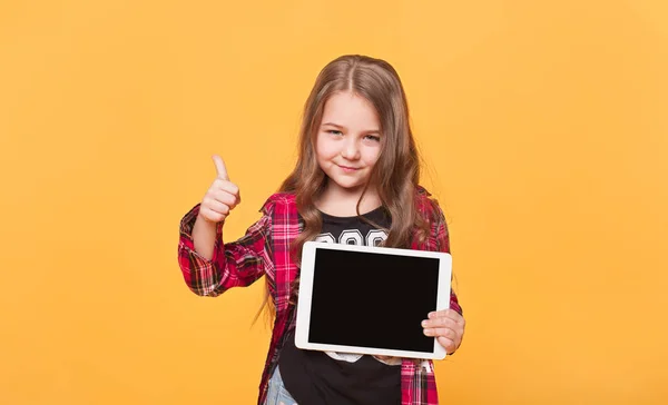 Niña pequeña con la tableta PC ordenadores pantalla en blanco negro — Foto de Stock