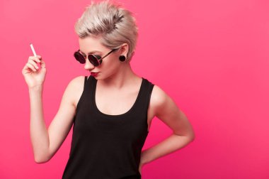 Yakın çekim portre bir moda sarışın şık kısa saç modeli ile