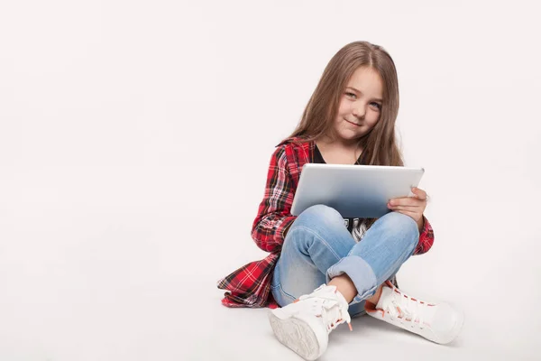 Niña estudiante con tableta pc — Foto de Stock