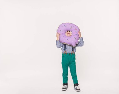 çocuk çocuk oyuncak yastık şeklinde donut ile oynarken