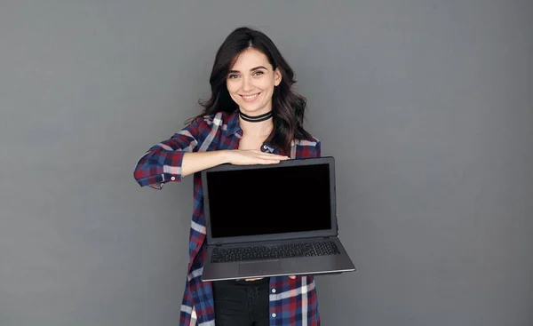 Молодая женщина показывает чистый экран планшета — стоковое фото