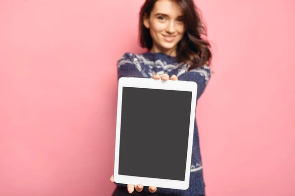 Mulher segurando um tablet com tela preta vazia — Fotografia de Stock