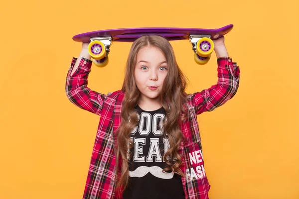 Menina de 6 anos usando roupas casuais hipster — Fotografia de Stock