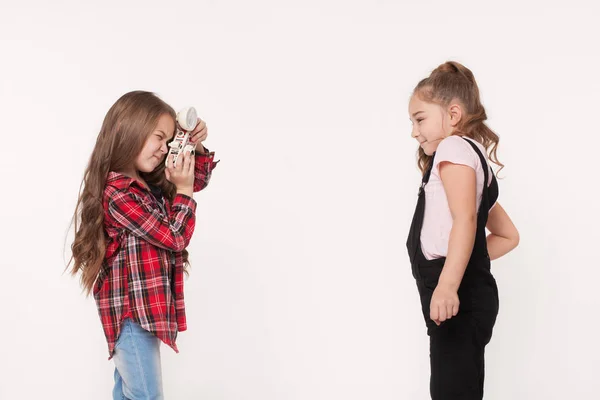 Dos niñas pequeñas tomando una foto de la otra — Foto de Stock