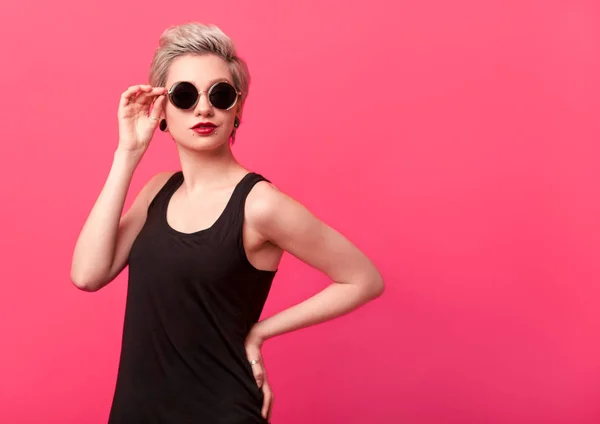 Mujer posando con gafas de sol — Foto de Stock