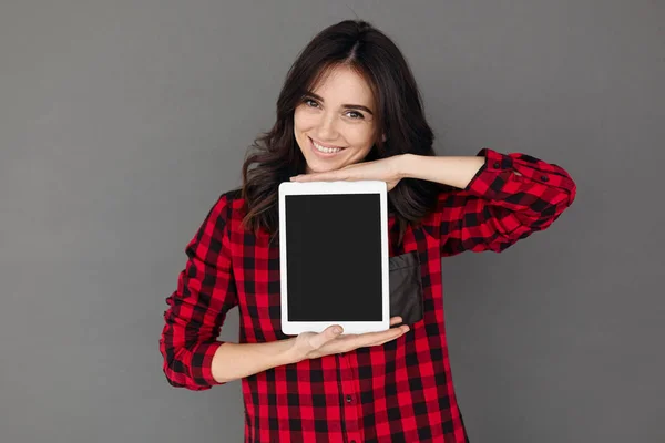 Mulher mostrando computador tablet — Fotografia de Stock