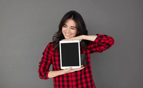 Mulher mostrando computador tablet — Fotografia de Stock