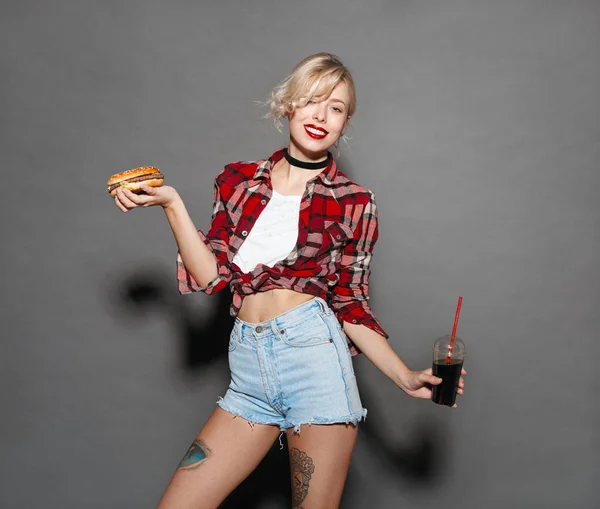 Chica alegre con hamburguesa y coca — Foto de Stock