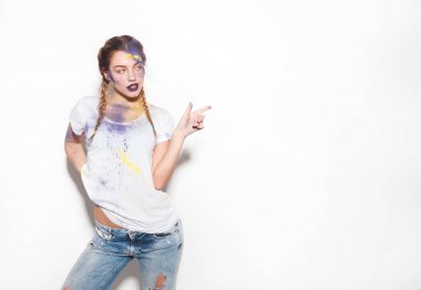 Holi tarafında işaret içinde güzel kadın