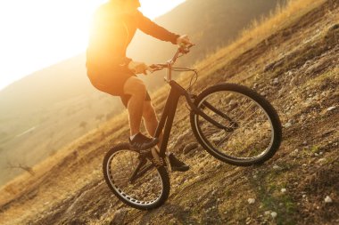 Dağlarda sürüş alarak bir kişi