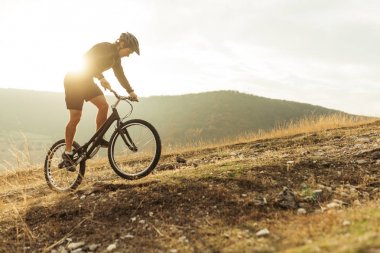 dağlarda bir binicilik