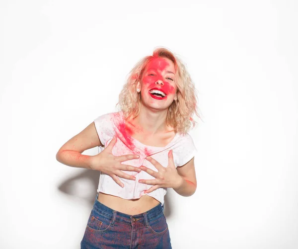 Χαρούμενη γυναίκα με κόκκινο χρώμα στο πρόσωπο — Φωτογραφία Αρχείου