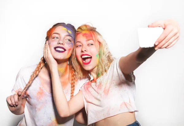 Dois amigos em cores Holi tomando selfie — Fotografia de Stock