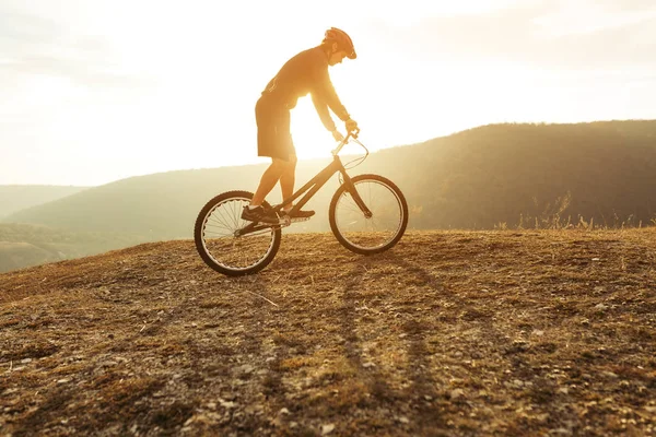 Człowiek na rowerze w górach — Zdjęcie stockowe