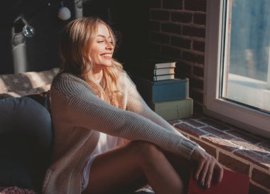 Kitap ile neşeli kadın