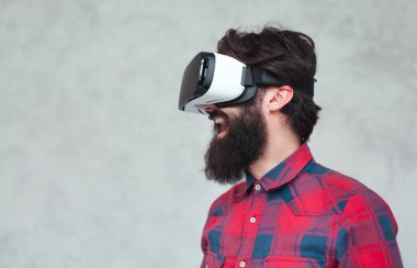 Vr kask içinde neşeli adam