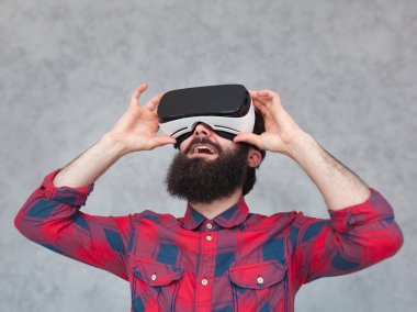 Neşeli sakallı adam VR kask ayarlama