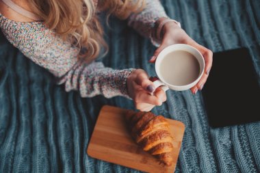 Kız yatakta kakao bir fincan holding