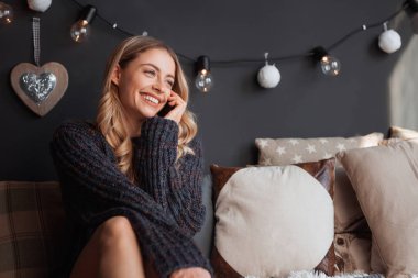 Neşeli kız konuşan telefon