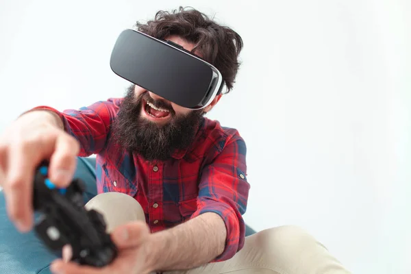 Homme jouant le jeu dans le casque VR — Photo