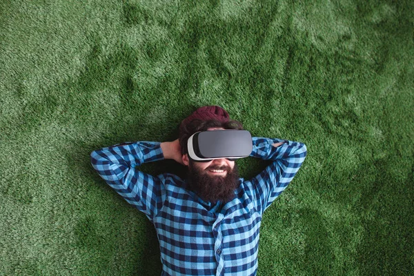 Человек отдыхает с VR гарнитурой — стоковое фото