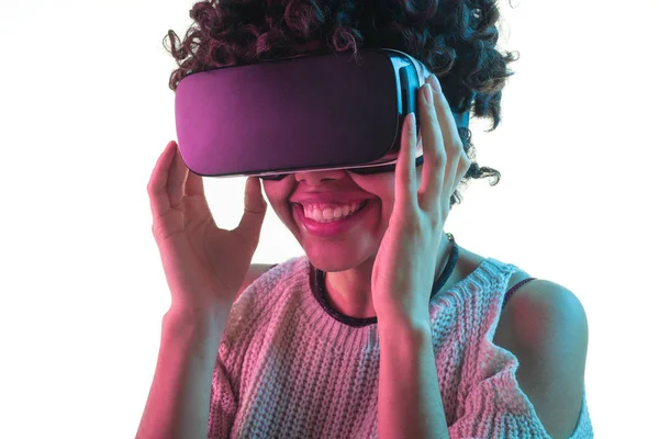 Mujer sonriendo y ajustando auriculares VR — Foto de Stock