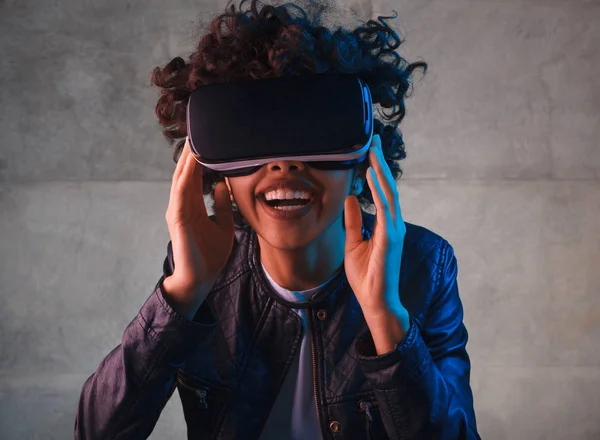 Mujer sonriente tocando gafas VR — Foto de Stock
