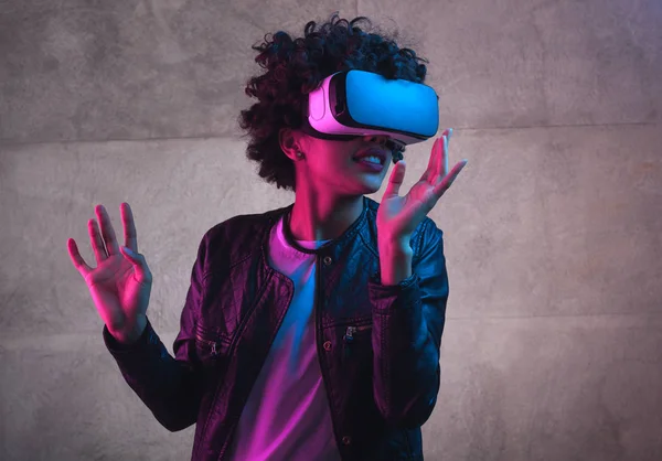 Una chica jugando con auriculares VR — Foto de Stock