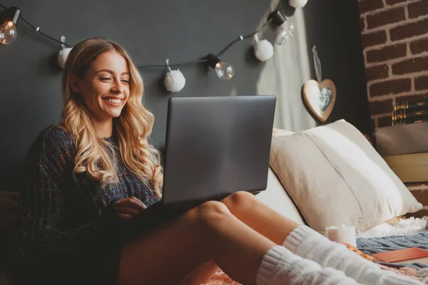 Mulher alegre navegando laptop na cama — Fotografia de Stock
