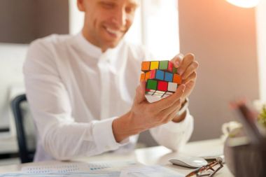 Adam Rubiks küp Tamamlanıyor