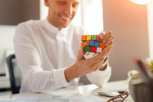 Uomo che completa il cubo Rubiks — Foto Stock