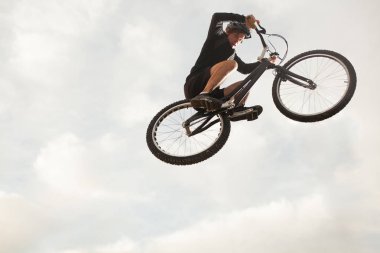 sporcu kamera üzerinde uçan Bisiklet