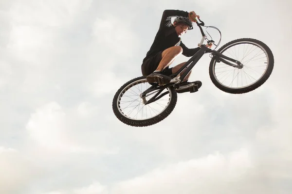 Αθλητικός τύπος για το ποδήλατο που πετούσε πάνω από την κάμερα — Φωτογραφία Αρχείου