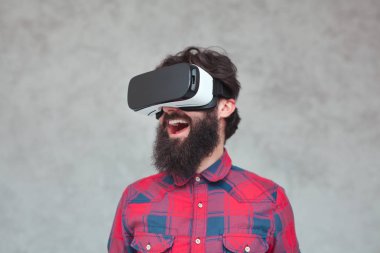 Sanal gerçeklik kulaklık giyen mutlu adam.