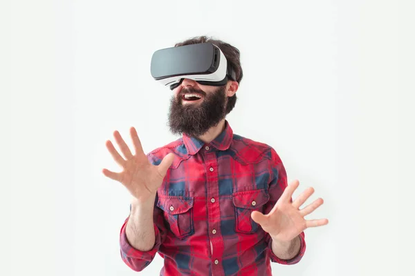 Homem feliz vestindo fone de ouvido realidade virtual . — Fotografia de Stock