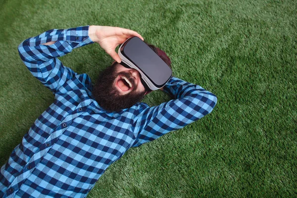 Счастливый бородатый мужчина с гарнитурой виртуальной реальности — стоковое фото