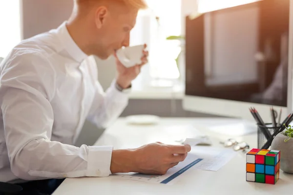 Uomo che beve caffè sul posto di lavoro — Foto Stock