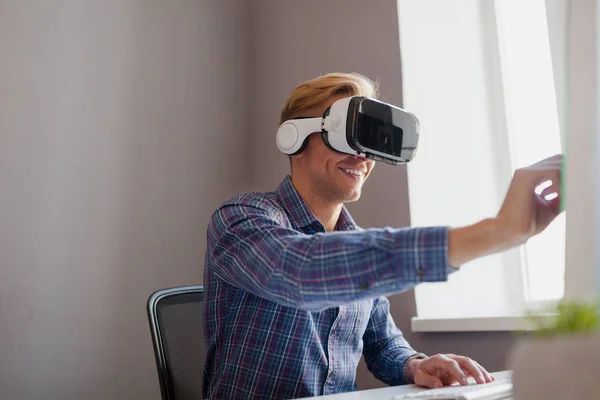 Homem usando fone de ouvido VR tela tocante — Fotografia de Stock