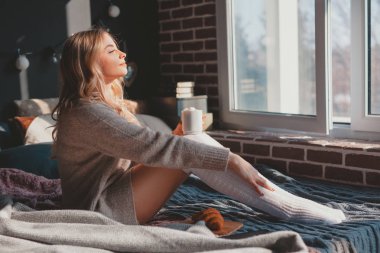 Bir fincan kakao ile genç kız