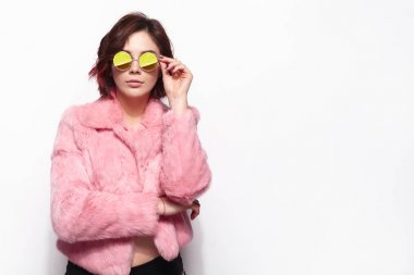 Genç göz alıcı hipster kadın