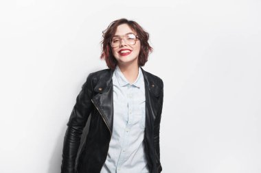 Genç göz alıcı hipster kadın