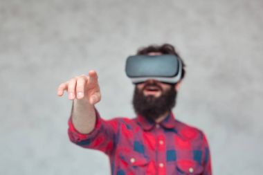 VR kulaklık kullanarak adam