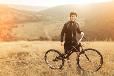 Bisiklet üzerinde bir tepe olan adam