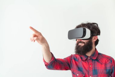 VR kulaklık kullanarak adam