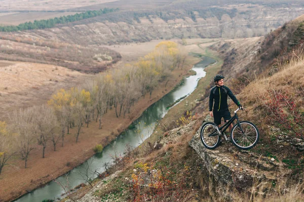 Człowiek z rowerem na wzgórzu — Zdjęcie stockowe