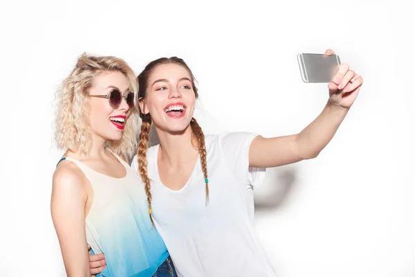 Perempuan dalam Holi warna mengambil selfie — Stok Foto