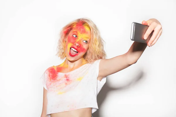 Feminino em cores Holi tomando selfie — Fotografia de Stock