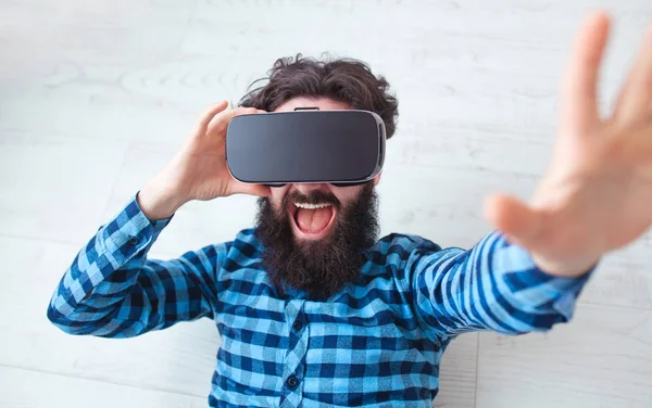 Homem tocando ar em VR — Fotografia de Stock