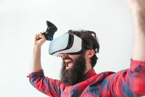 Homem ganhando jogo VR — Fotografia de Stock